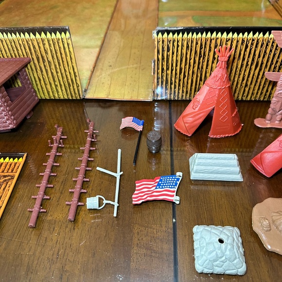 Vintage Louis Marx & Co. Fort Apache Play Set - Picture 14 of 17